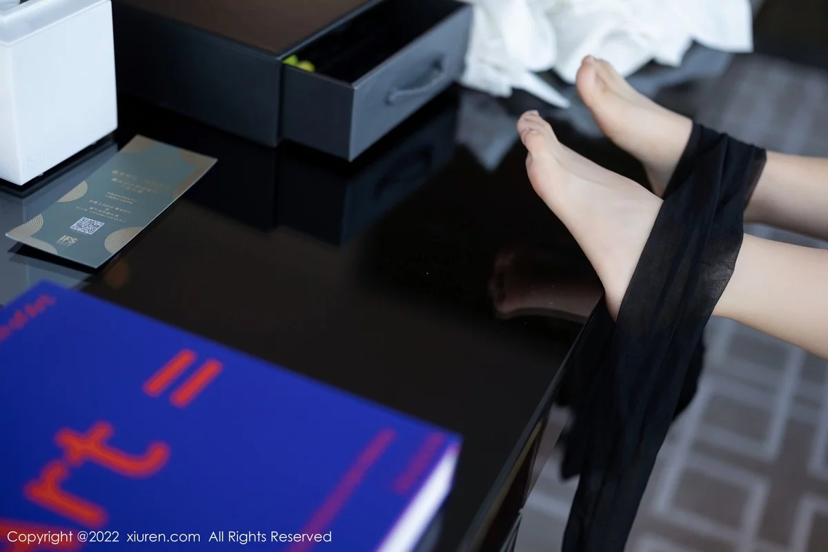 [[XiuRen秀人网]秀人网]No.5635_女神刘钰儿成都旅拍性感白T配黑短裙露开档黑丝极致魅惑写真74P