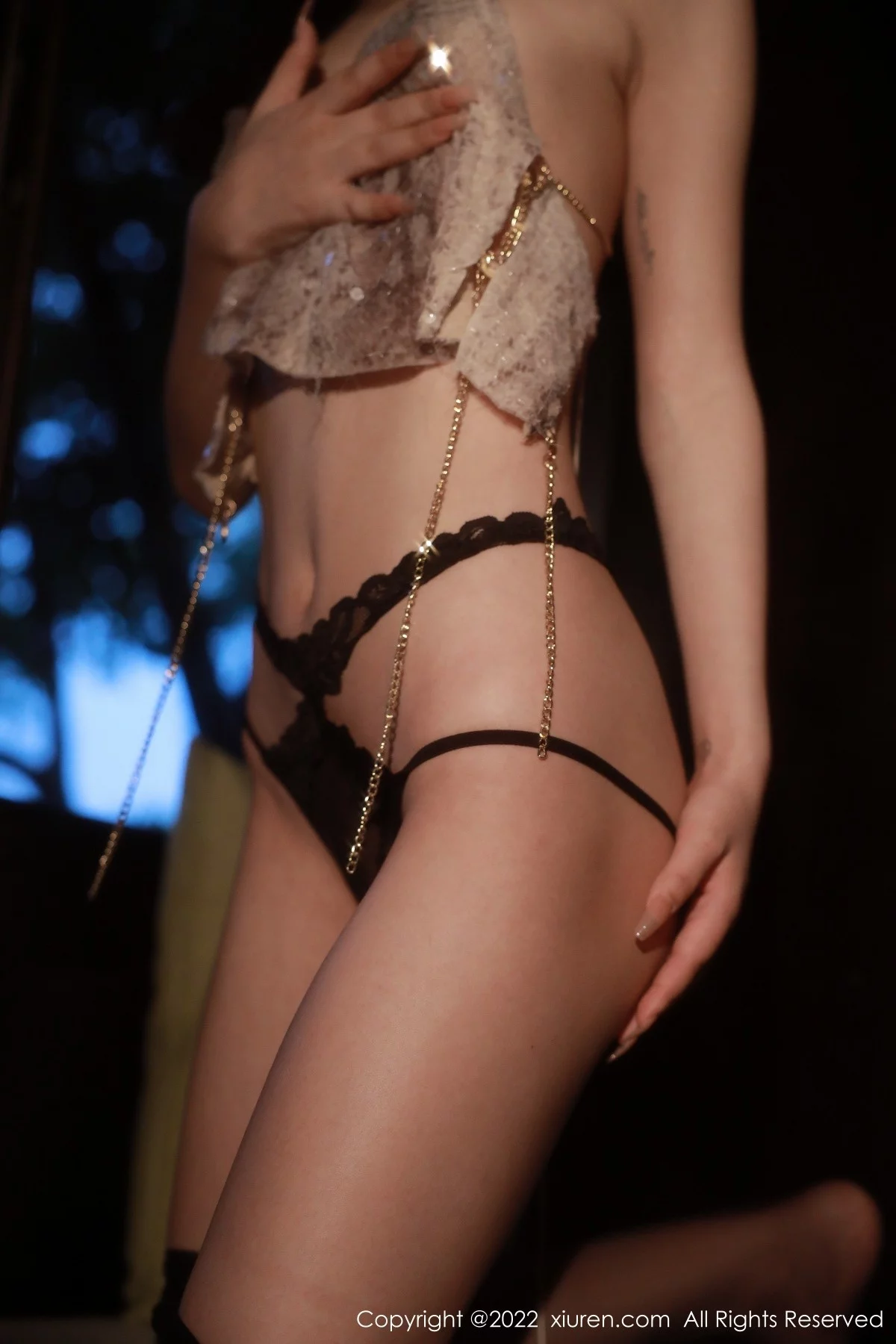 [[XiuRen秀人网]秀人网]No.5632_模特谢晚晚性感浅色闪亮吊带裙配超薄黑丝秀完美身材诱惑写真91P