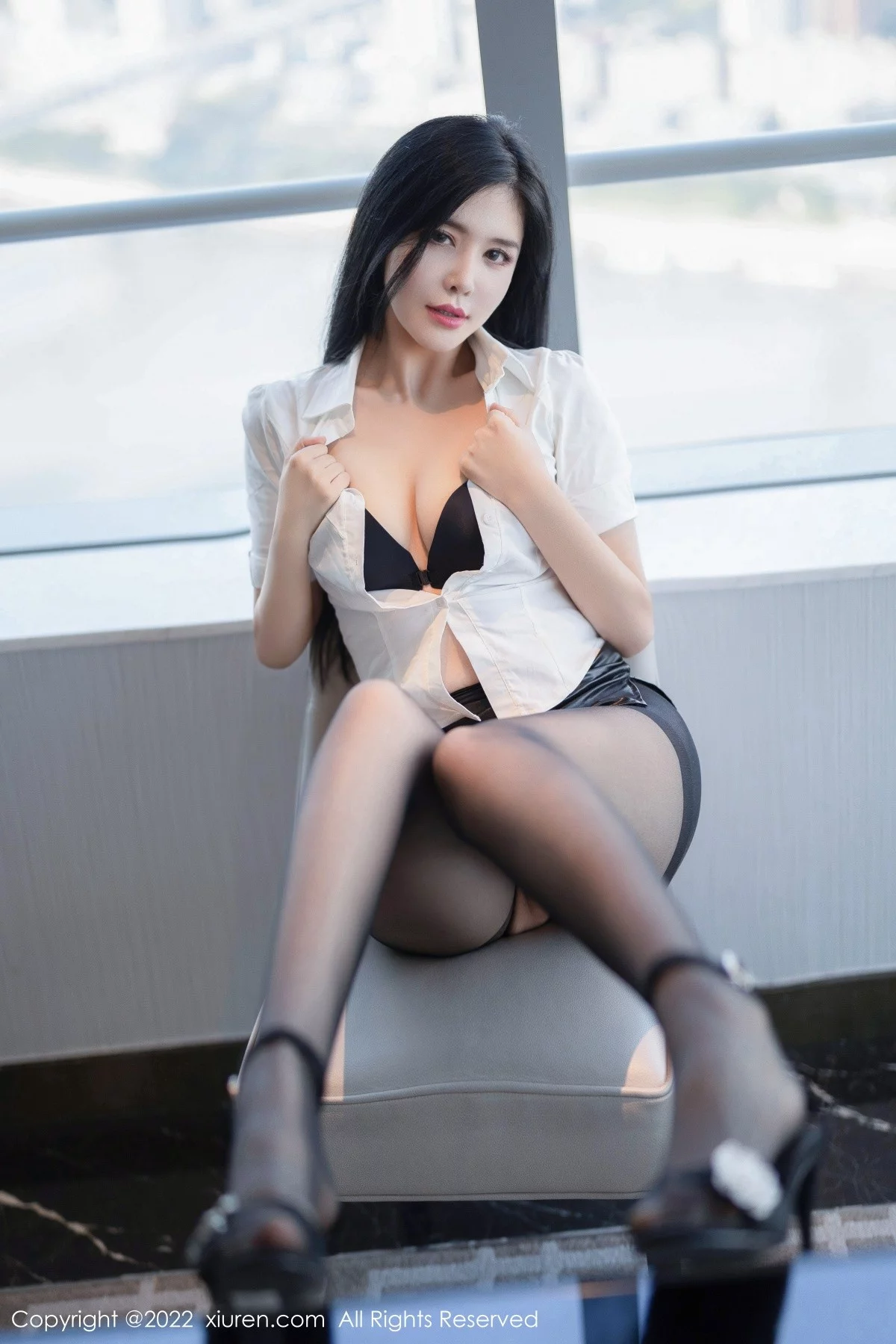 [[XiuRen秀人网]秀人网]No.5635_女神刘钰儿成都旅拍性感白T配黑短裙露开档黑丝极致魅惑写真74P