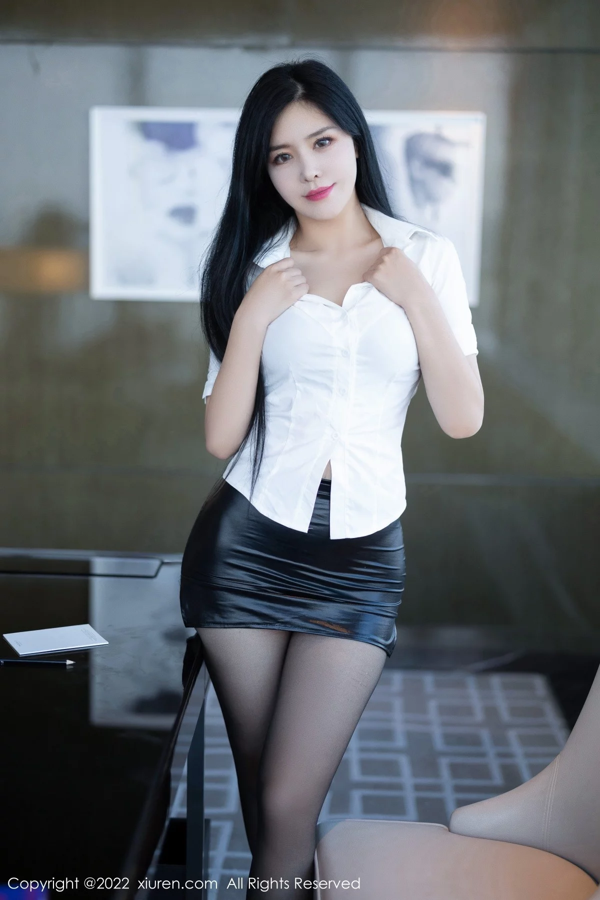 [[XiuRen秀人网]秀人网]No.5635_女神刘钰儿成都旅拍性感白T配黑短裙露开档黑丝极致魅惑写真74P