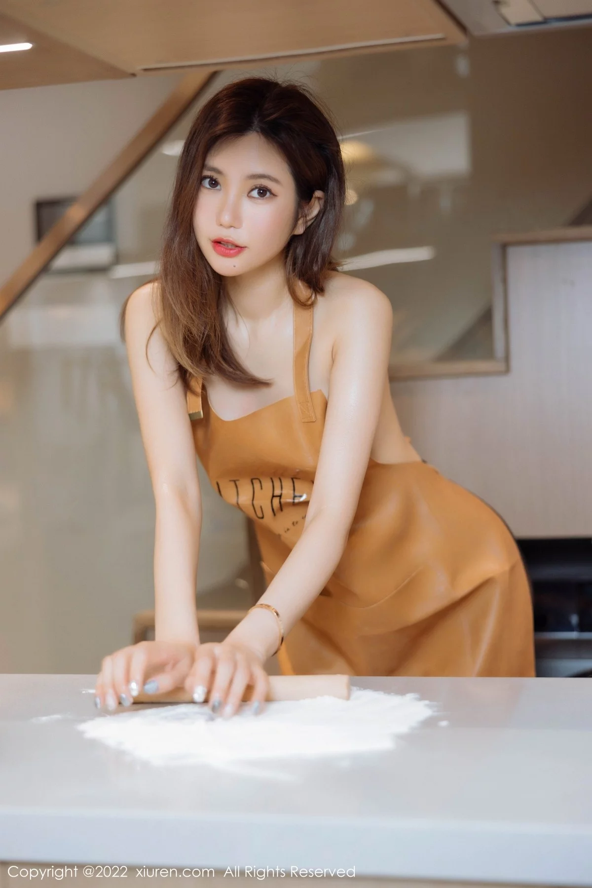 [[XiuRen秀人网]秀人网]No.5634_女神绮里嘉ula淡粉色连衣短裙+性感真空厨娘围裙撩人诱惑写真63P