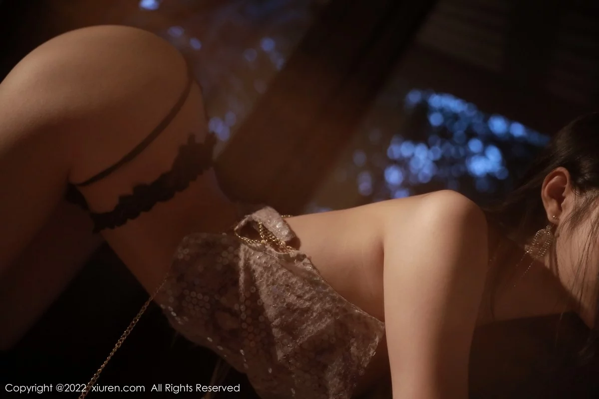 [[XiuRen秀人网]秀人网]No.5632_模特谢晚晚性感浅色闪亮吊带裙配超薄黑丝秀完美身材诱惑写真91P