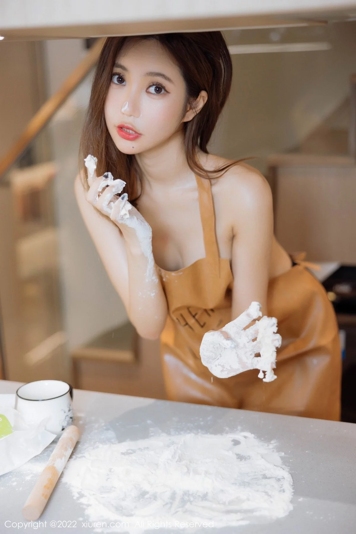 [[XiuRen秀人网]秀人网]No.5634_女神绮里嘉ula淡粉色连衣短裙+性感真空厨娘围裙撩人诱惑写真63P