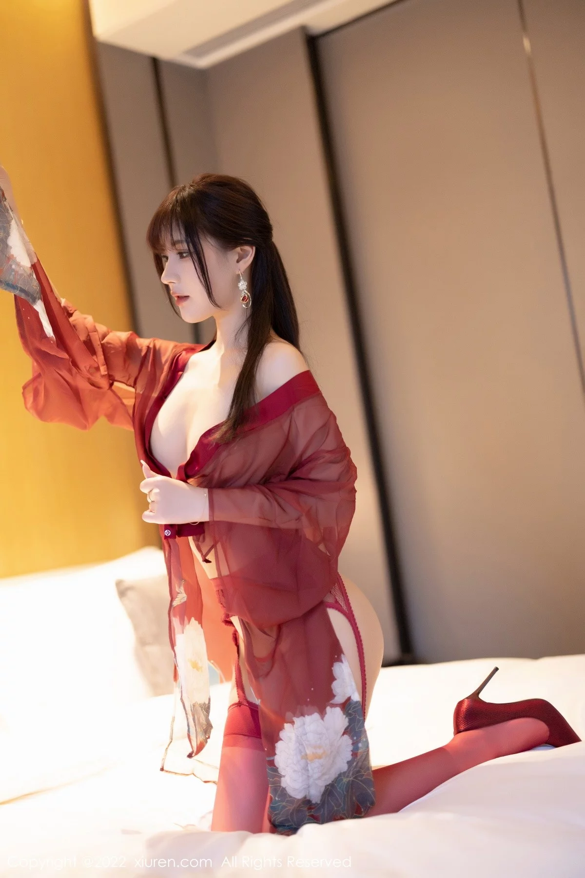 [[XiuRen秀人网]秀人网]No.5606_模特张欣欣性感红色轻透薄纱服配红丝吊袜秀苗条身材诱惑写真80P