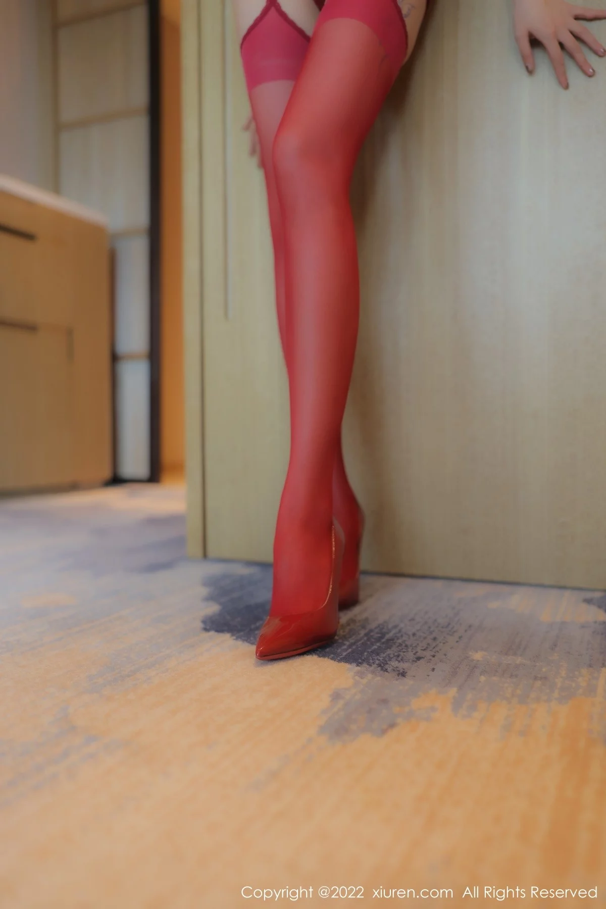 [[XiuRen秀人网]秀人网]No.5605_御姐果儿Victoria大理旅拍红色轻透薄纱服饰秀凹凸身材诱惑写真77P