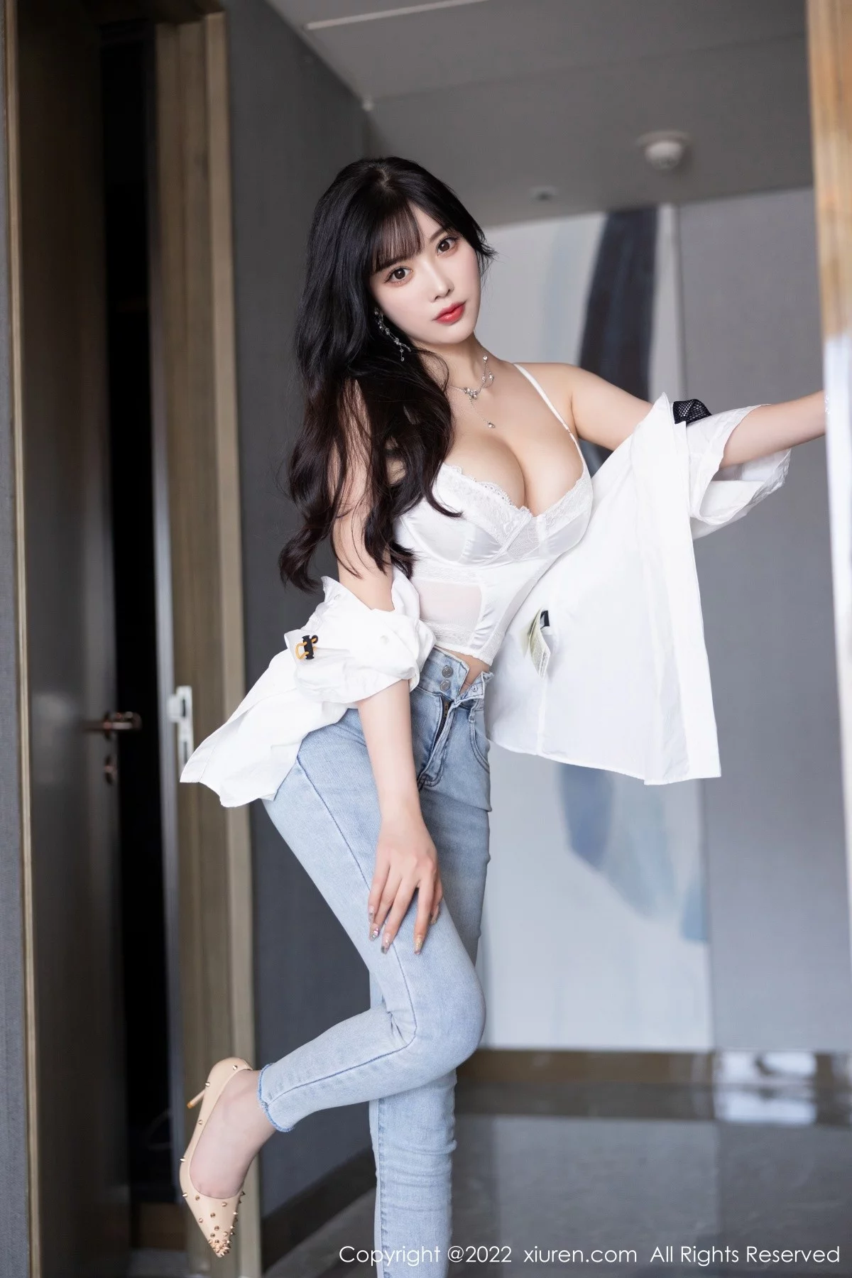 [[XiuRen秀人网]秀人网]No.5614_女神杨晨晨Yome私房半脱露白色内衣配无内肉丝迷人诱惑写真83P