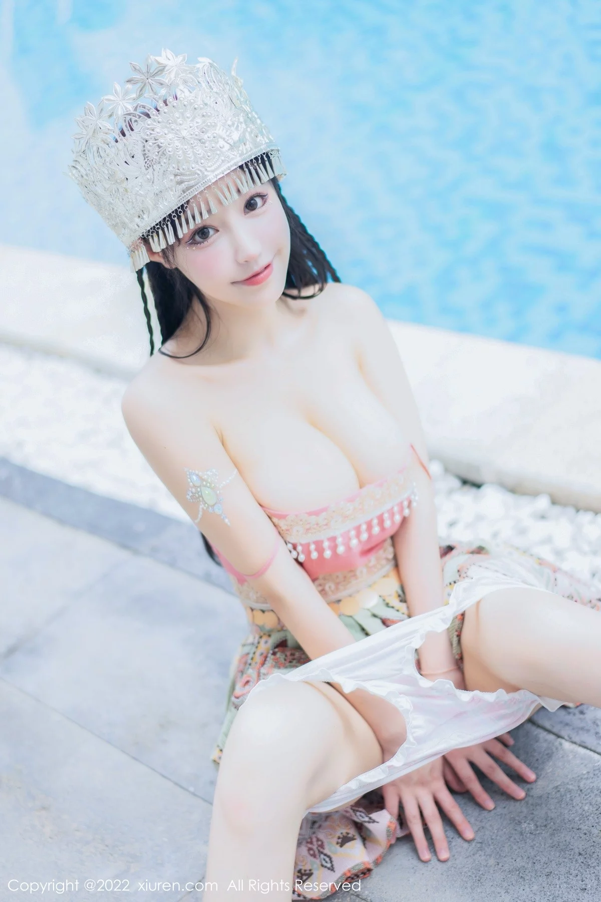 [[XiuRen秀人网]秀人网]No.5615_女神朱可儿Flora民族服饰装扮性感粉色吊带露傲人豪乳诱惑写真70P