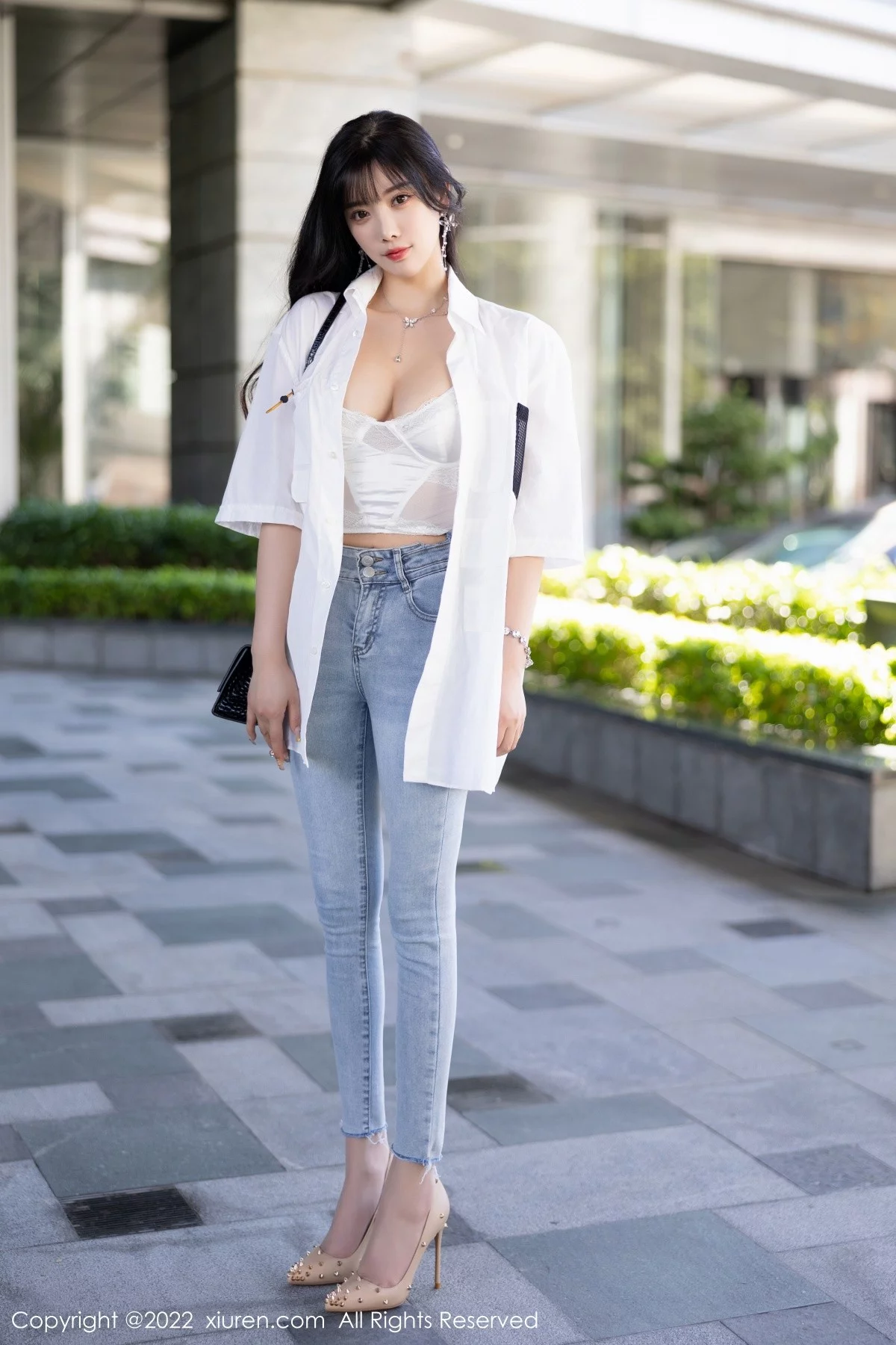 [[XiuRen秀人网]秀人网]No.5614_女神杨晨晨Yome私房半脱露白色内衣配无内肉丝迷人诱惑写真83P