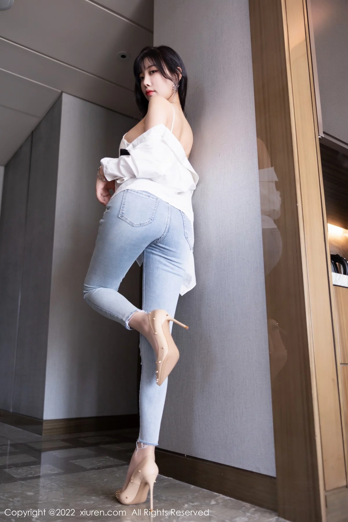 [[XiuRen秀人网]秀人网]No.5614_女神杨晨晨Yome私房半脱露白色内衣配无内肉丝迷人诱惑写真83P