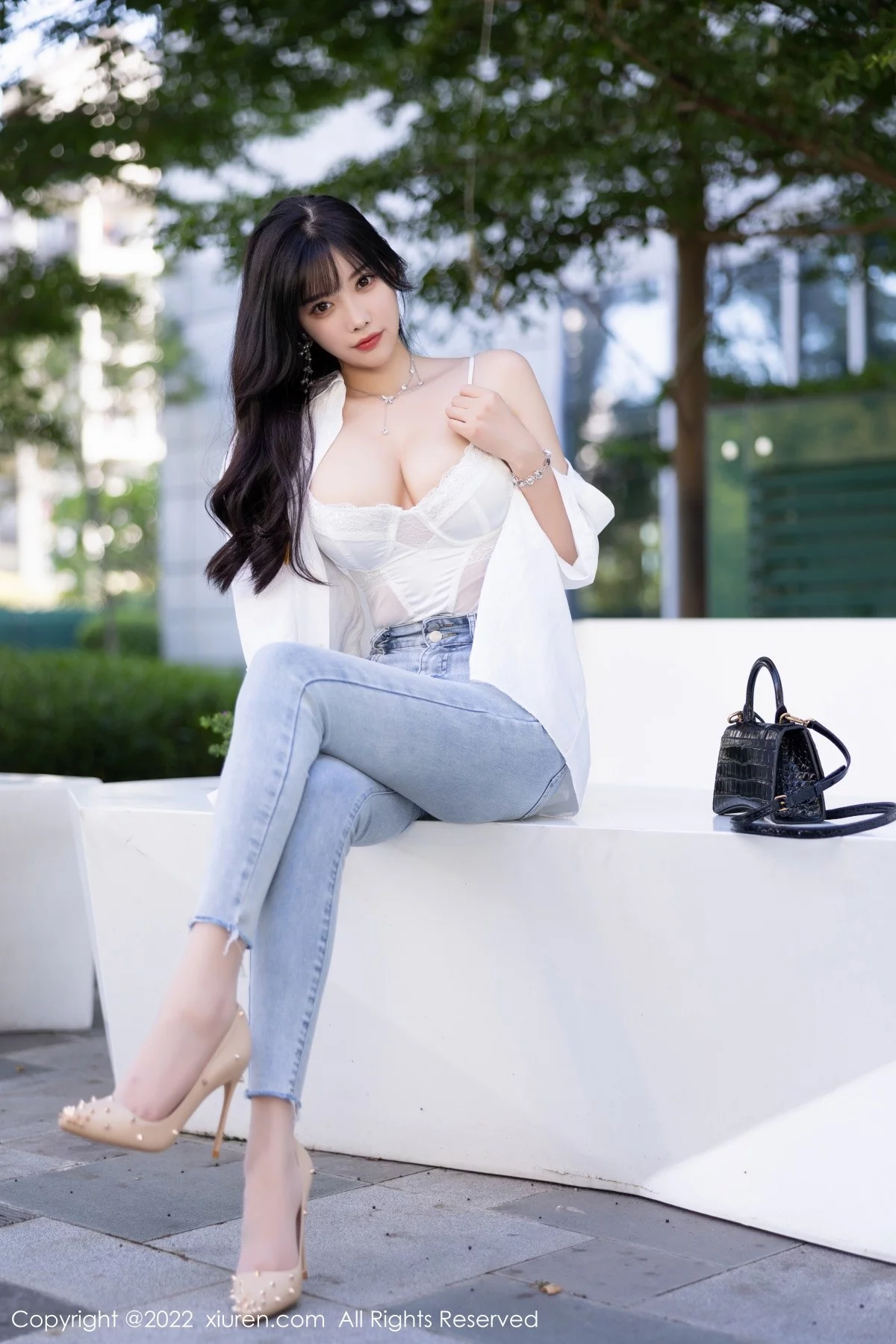 [[XiuRen秀人网]秀人网]No.5614_女神杨晨晨Yome私房半脱露白色内衣配无内肉丝迷人诱惑写真83P