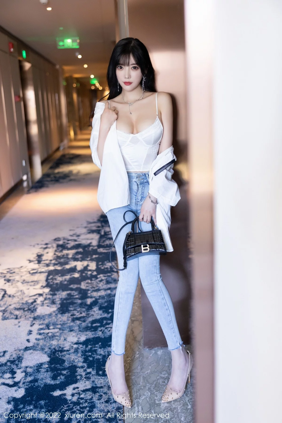 [[XiuRen秀人网]秀人网]No.5614_女神杨晨晨Yome私房半脱露白色内衣配无内肉丝迷人诱惑写真83P