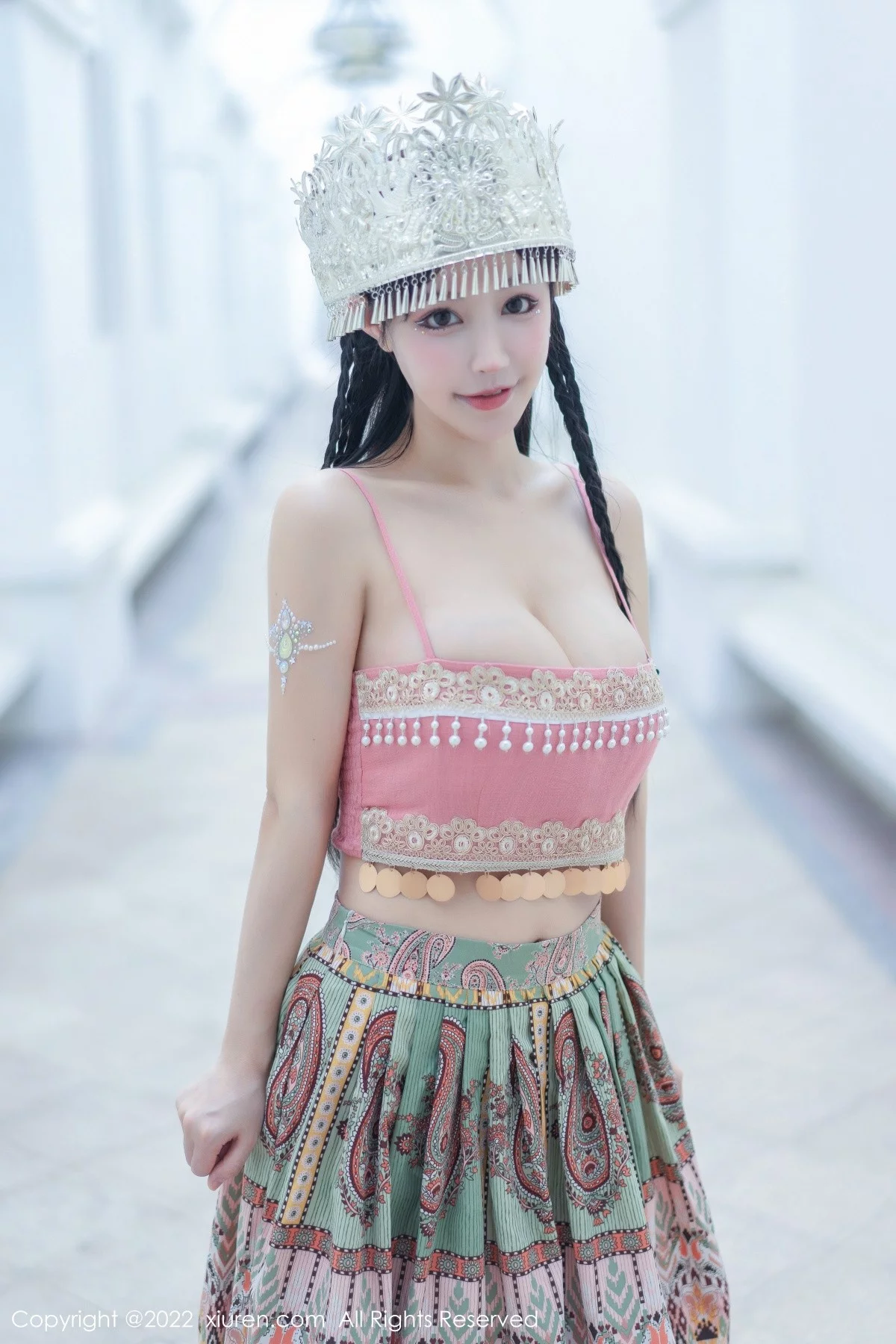 [[XiuRen秀人网]秀人网]No.5615_女神朱可儿Flora民族服饰装扮性感粉色吊带露傲人豪乳诱惑写真70P