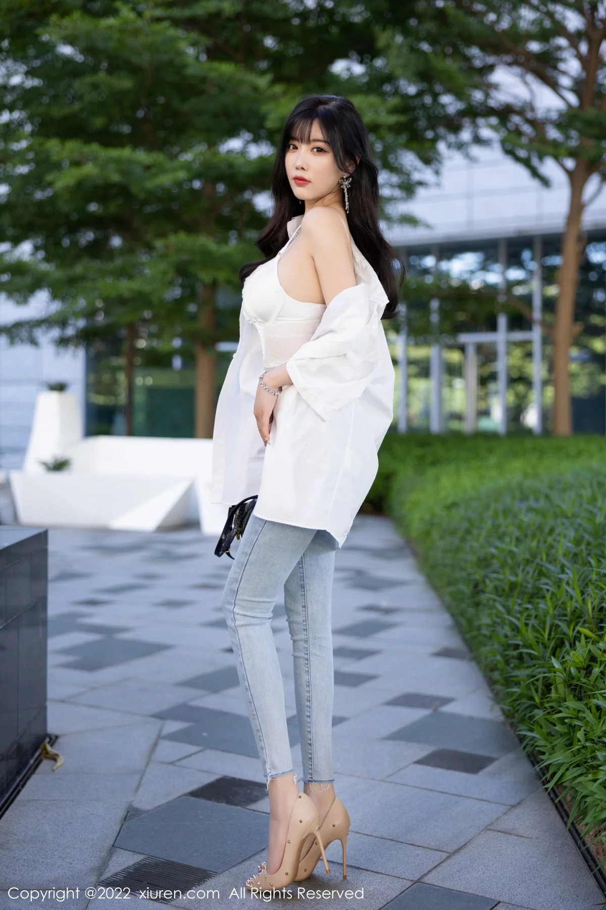 [[XiuRen秀人网]秀人网]No.5614_女神杨晨晨Yome私房半脱露白色内衣配无内肉丝迷人诱惑写真83P