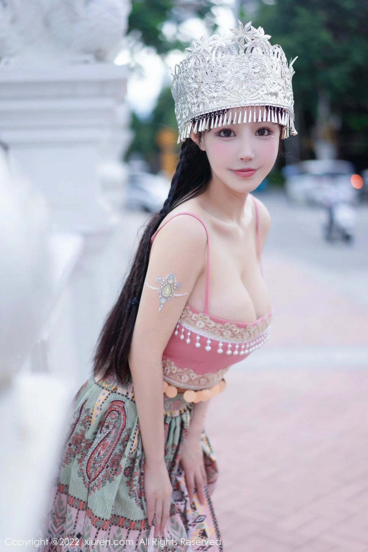 [[XiuRen秀人网]秀人网]No.5615_女神朱可儿Flora民族服饰装扮性感粉色吊带露傲人豪乳诱惑写真70P