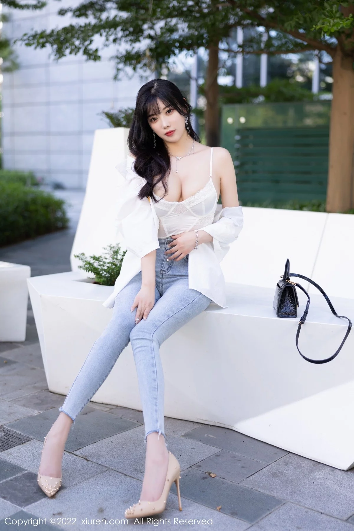 [[XiuRen秀人网]秀人网]No.5614_女神杨晨晨Yome私房半脱露白色内衣配无内肉丝迷人诱惑写真83P