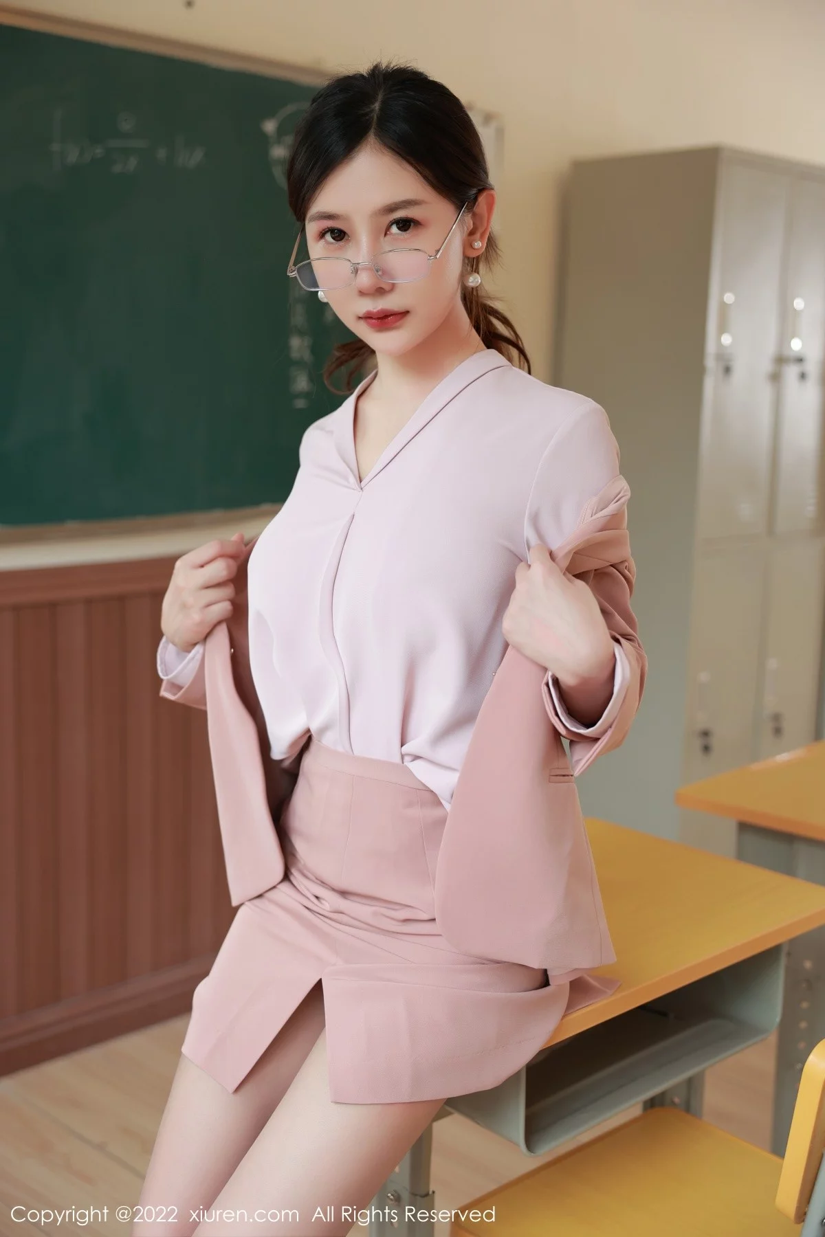 [[XiuRen秀人网]秀人网]No.5617_模特尹甜甜教师角色扮演性感浅色套装配灰丝裤袜迷人诱惑写真56P