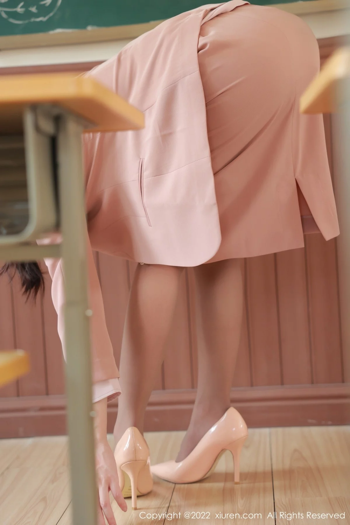 [[XiuRen秀人网]秀人网]No.5617_模特尹甜甜教师角色扮演性感浅色套装配灰丝裤袜迷人诱惑写真56P