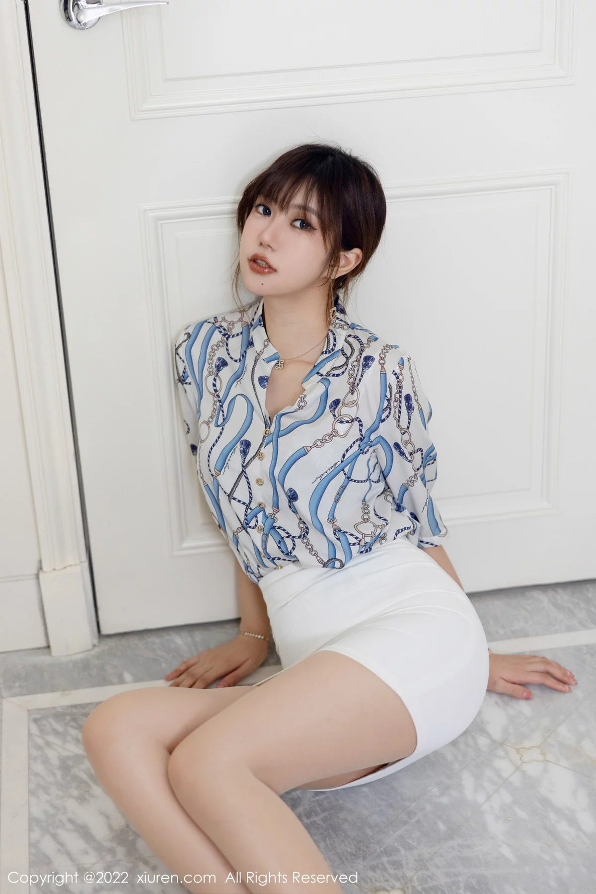 [[XiuRen秀人网]秀人网]No.5775_女神绮里嘉ula性感图案T恤配白色短裙露原色丝袜撩人诱惑写真102P