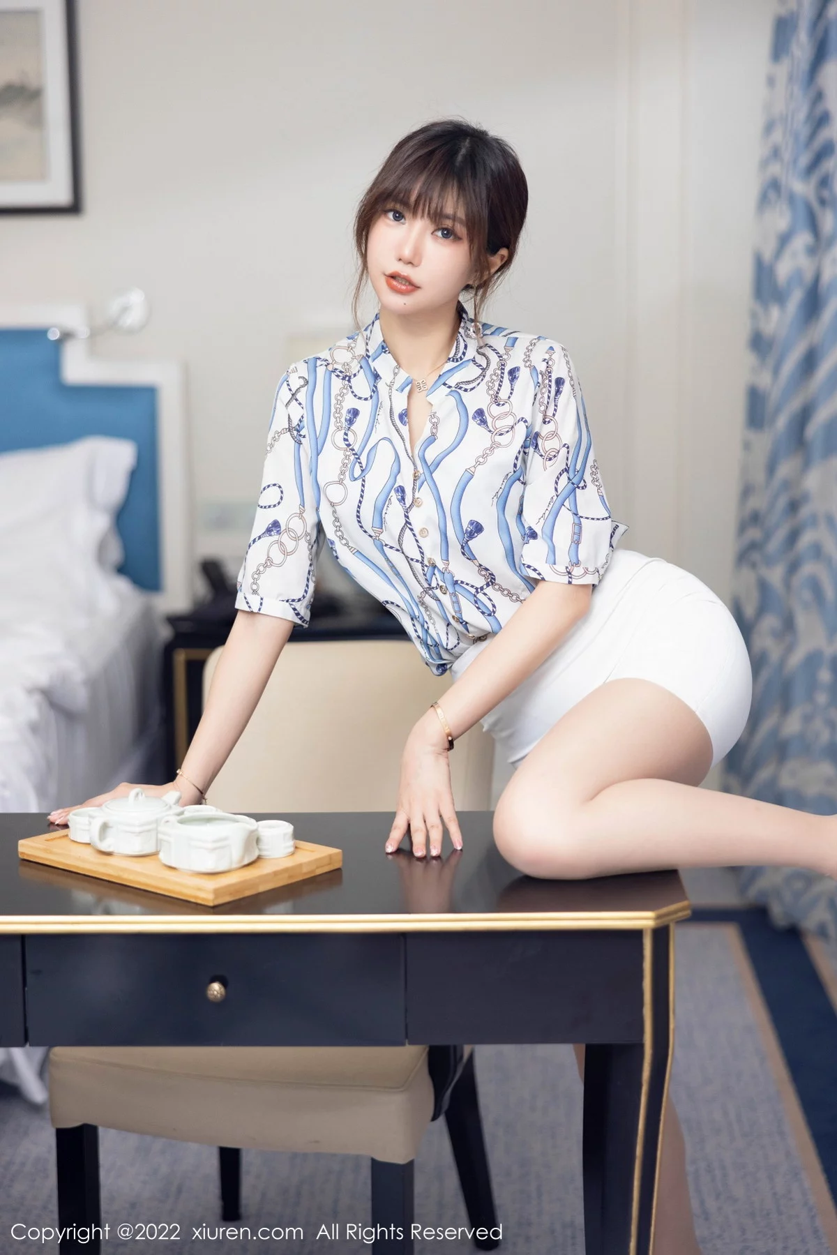 [[XiuRen秀人网]秀人网]No.5775_女神绮里嘉ula性感图案T恤配白色短裙露原色丝袜撩人诱惑写真102P