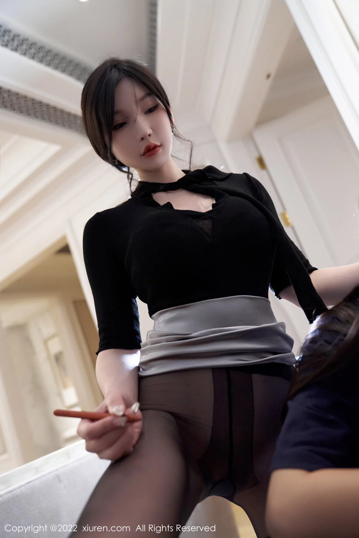 [[XiuRen秀人网]秀人网]No.5777_女神周于希Sally黑上衣配浅色短裙露超薄闪亮黑丝极致魅惑写真89P