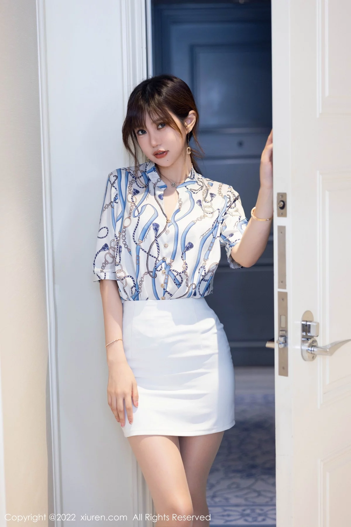 [[XiuRen秀人网]秀人网]No.5775_女神绮里嘉ula性感图案T恤配白色短裙露原色丝袜撩人诱惑写真102P