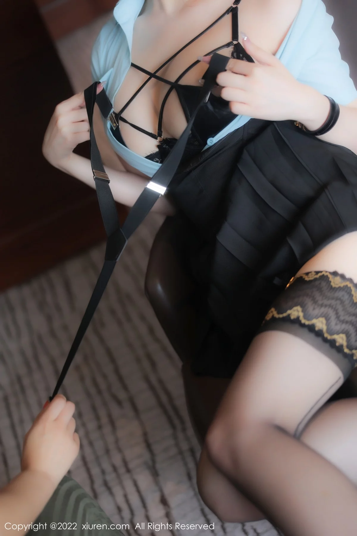 [[XiuRen秀人网]秀人网]No.5773_模特顾乔楠Cora淡蓝T恤配黑色短裙露黑色蕾丝情趣内衣诱惑写真87P