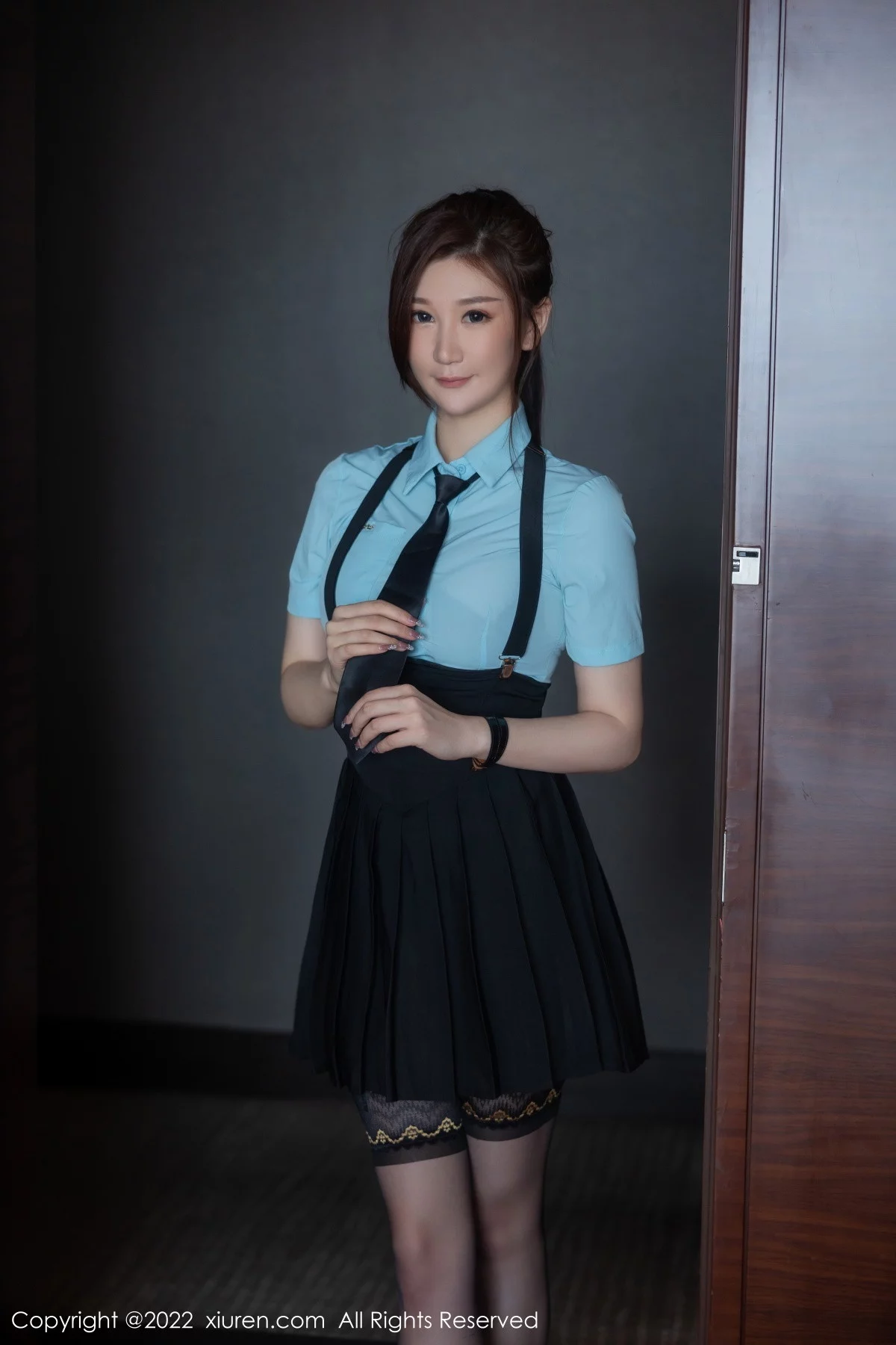 [[XiuRen秀人网]秀人网]No.5773_模特顾乔楠Cora淡蓝T恤配黑色短裙露黑色蕾丝情趣内衣诱惑写真87P