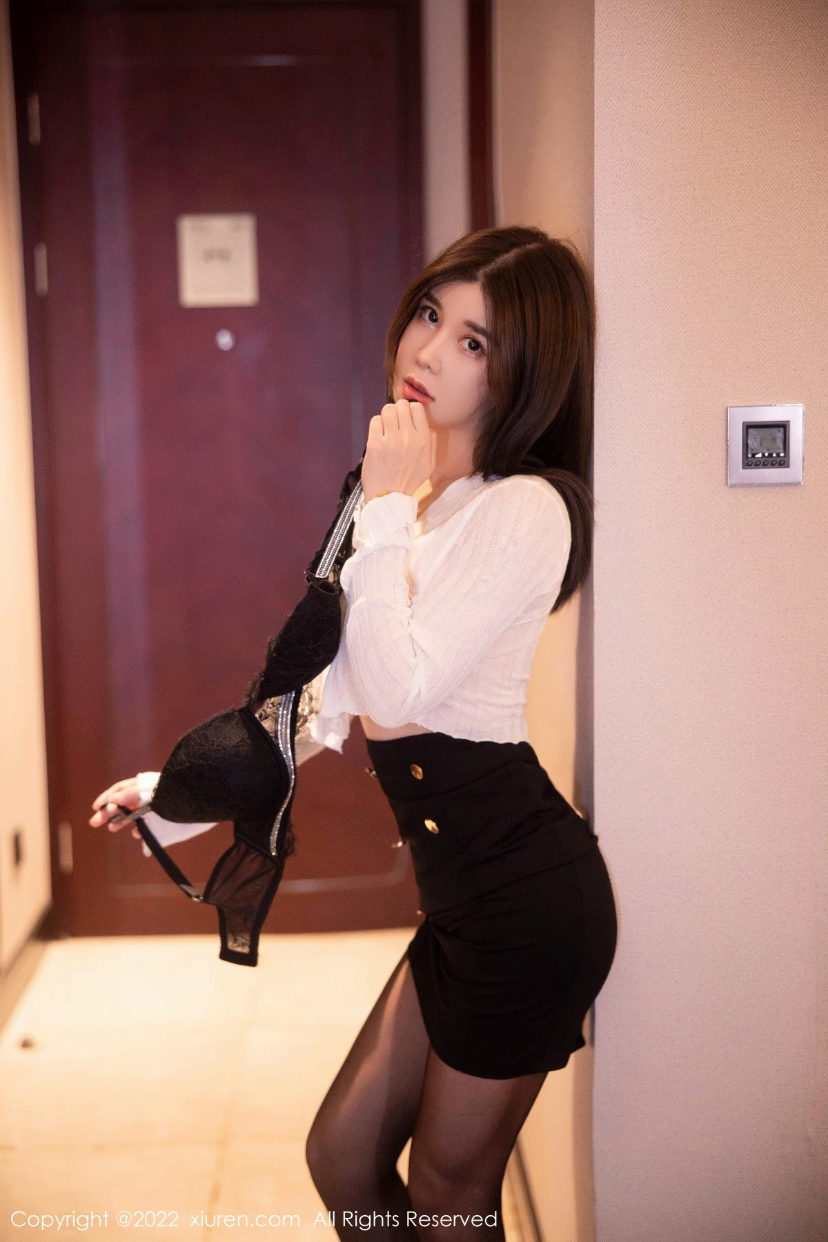 [[XiuRen秀人网]秀人网]No.5781_模特周jojobaby性感白色上衣配黑色短裙露超薄黑丝极致魅惑写真82P