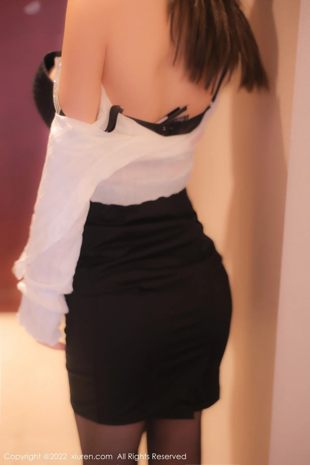 [[XiuRen秀人网]秀人网]No.5781_模特周jojobaby性感白色上衣配黑色短裙露超薄黑丝极致魅惑写真82P