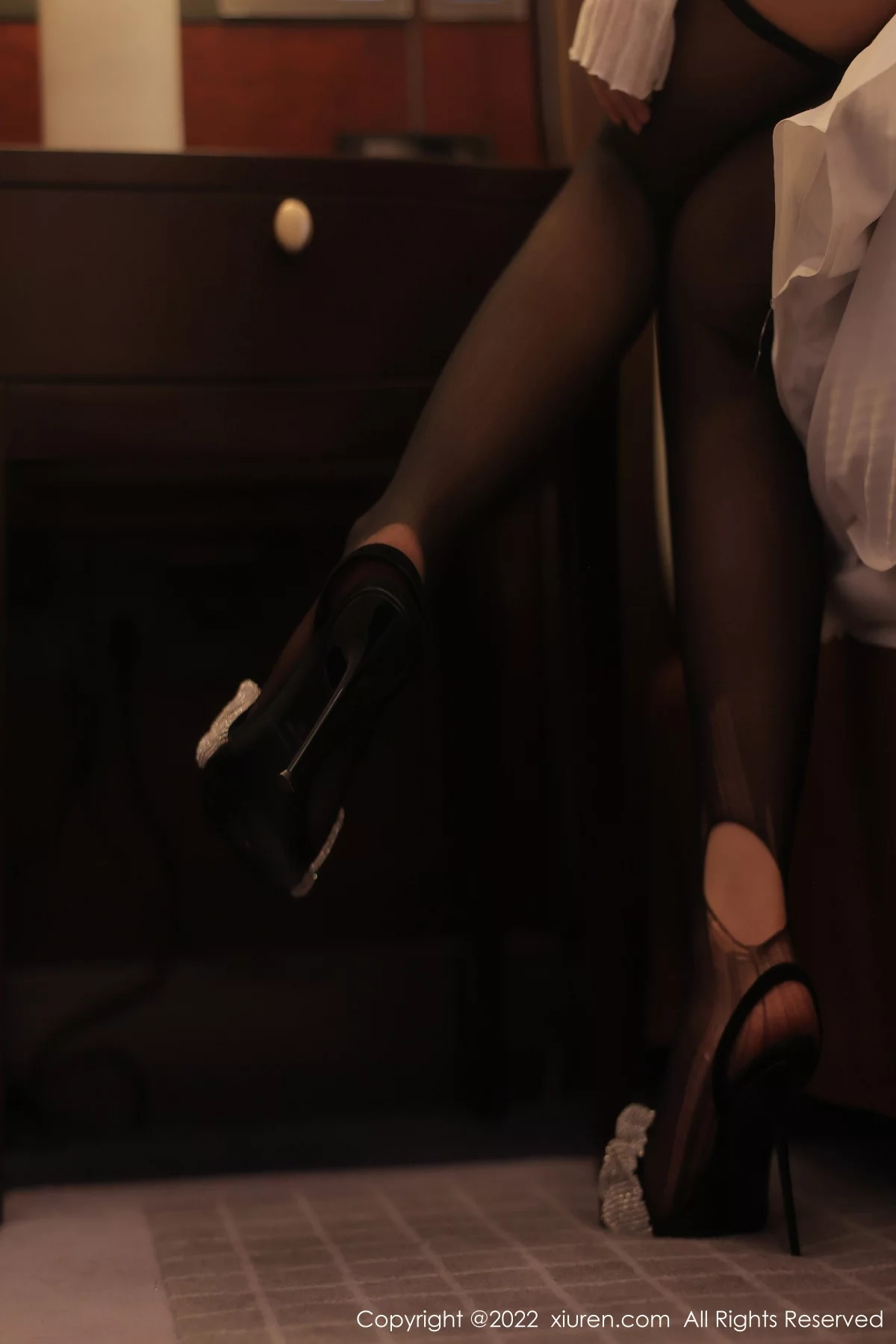 [[XiuRen秀人网]秀人网]No.5781_模特周jojobaby性感白色上衣配黑色短裙露超薄黑丝极致魅惑写真82P