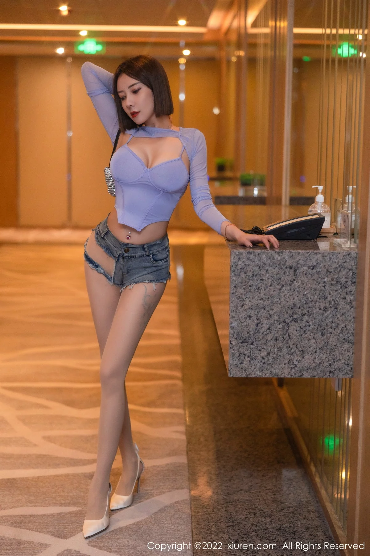 [[XiuRen秀人网]秀人网]No.5779_御姐果儿大理旅拍紫色收身上衣配牛仔短裤秀凹凸身材诱惑写真79P