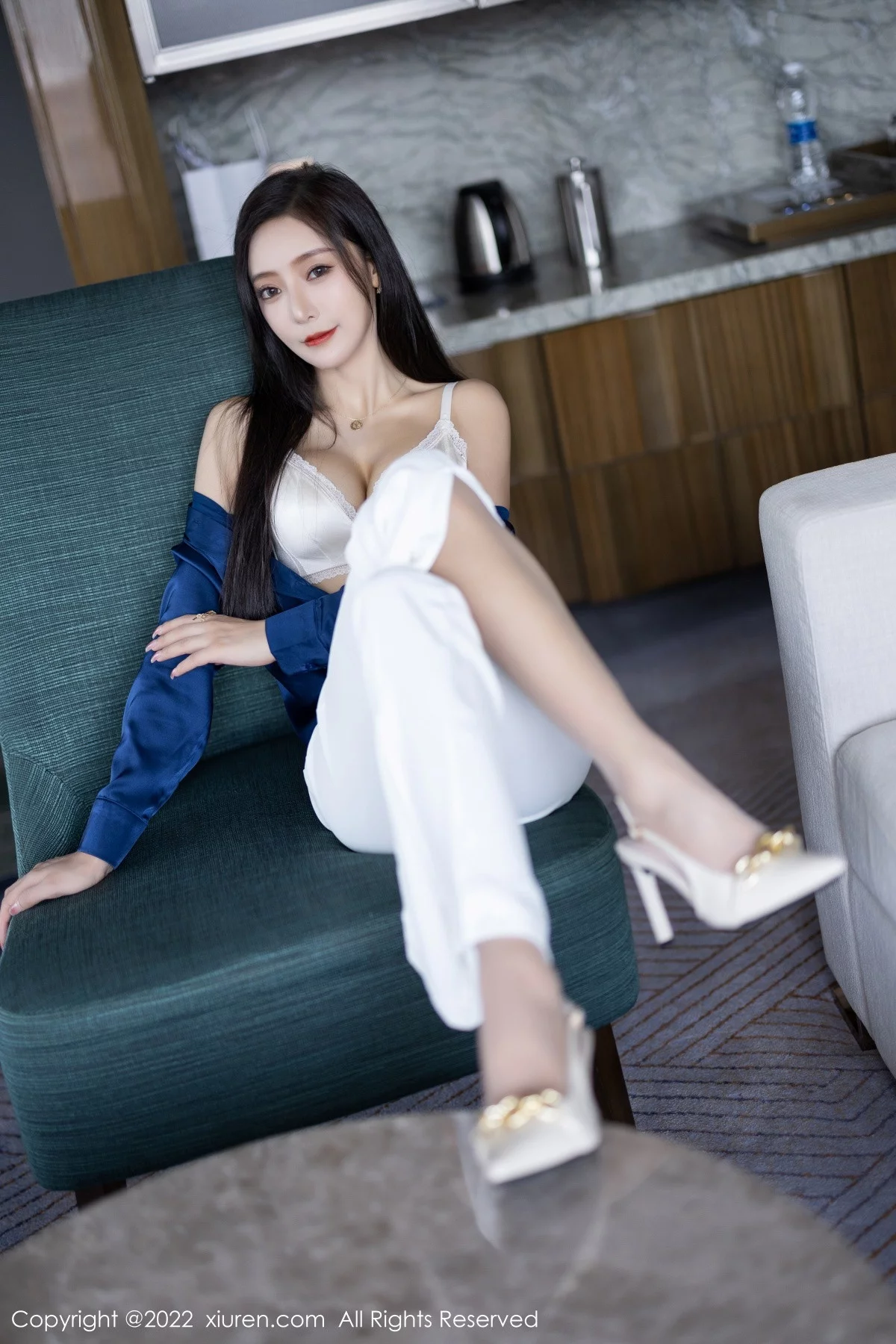 [[XiuRen秀人网]秀人网]No.5790_女神王馨瑶yanni蓝色上衣配白长裤半脱露性感内衣迷人诱惑写真90P