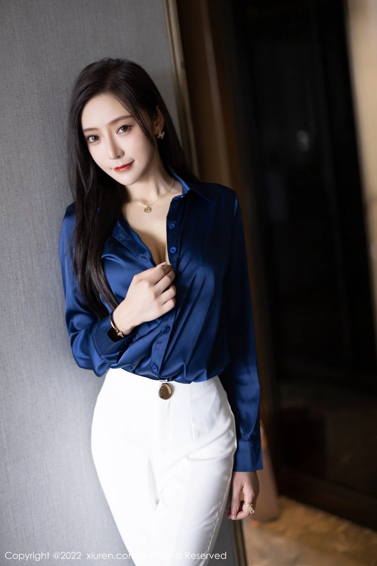 [[XiuRen秀人网]秀人网]No.5790_女神王馨瑶yanni蓝色上衣配白长裤半脱露性感内衣迷人诱惑写真90P