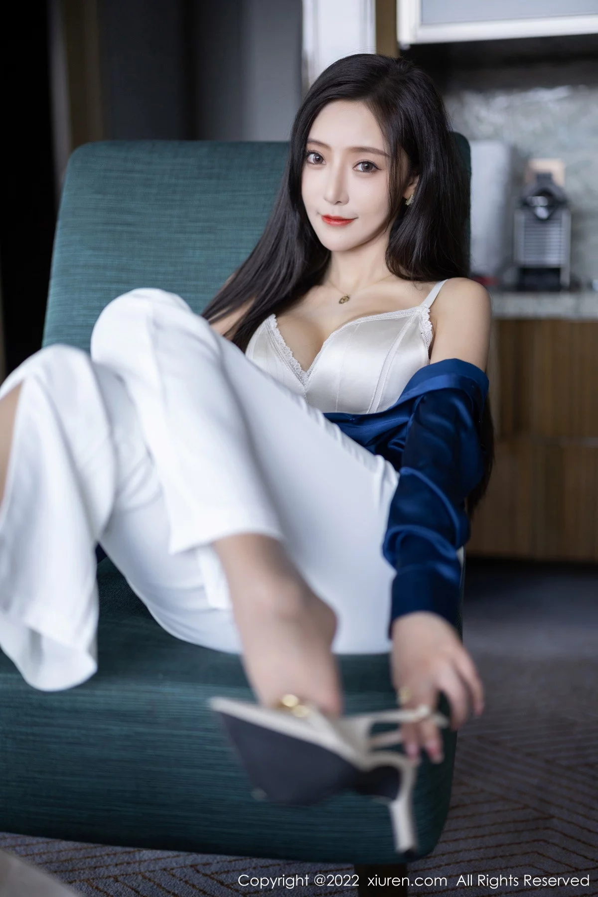 [[XiuRen秀人网]秀人网]No.5790_女神王馨瑶yanni蓝色上衣配白长裤半脱露性感内衣迷人诱惑写真90P