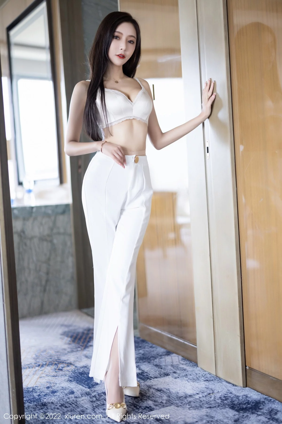 [[XiuRen秀人网]秀人网]No.5790_女神王馨瑶yanni蓝色上衣配白长裤半脱露性感内衣迷人诱惑写真90P