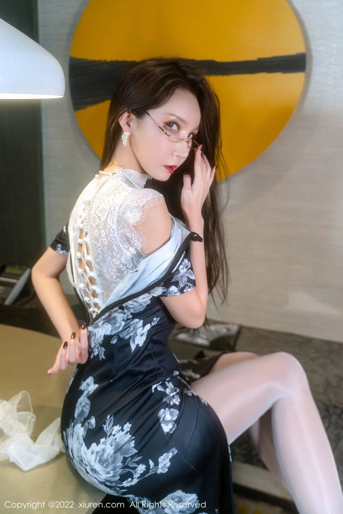 [[XiuRen秀人网]秀人网]No.5784_长腿御姐陈怡曼性感黑色旗袍配超薄闪亮肉丝露蕾丝内衣诱惑写真65P