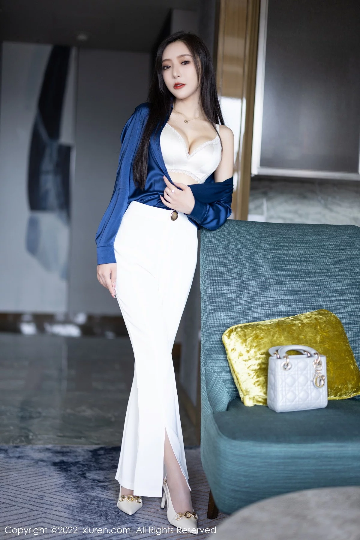 [[XiuRen秀人网]秀人网]No.5790_女神王馨瑶yanni蓝色上衣配白长裤半脱露性感内衣迷人诱惑写真90P