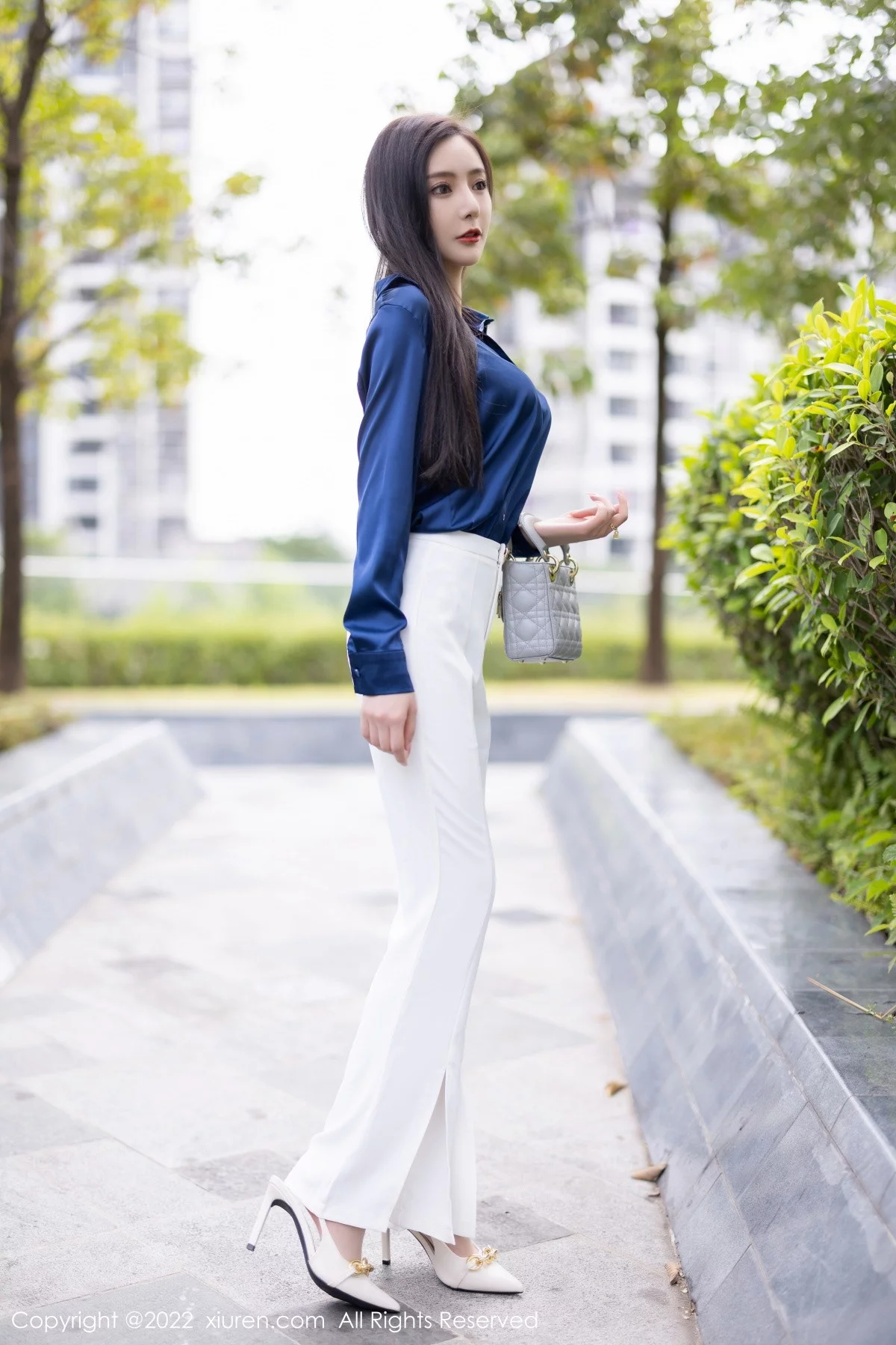 [[XiuRen秀人网]秀人网]No.5790_女神王馨瑶yanni蓝色上衣配白长裤半脱露性感内衣迷人诱惑写真90P