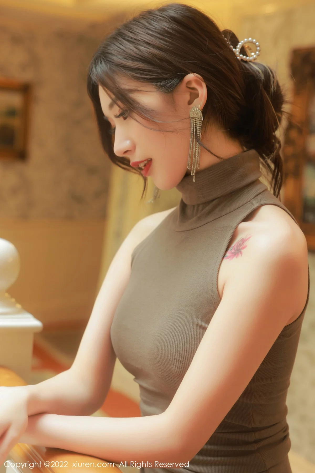 [[XiuRen秀人网]秀人网]No.5786_模特hebe韩心雨澳门旅拍性感收身连衣短裙秀凹凸身材诱惑写真52P