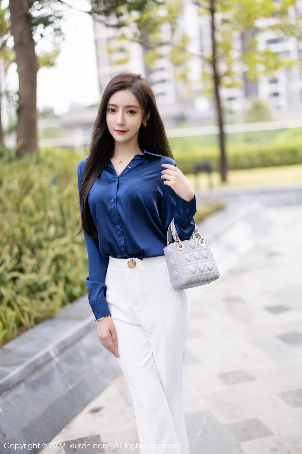 [[XiuRen秀人网]秀人网]No.5790_女神王馨瑶yanni蓝色上衣配白长裤半脱露性感内衣迷人诱惑写真90P