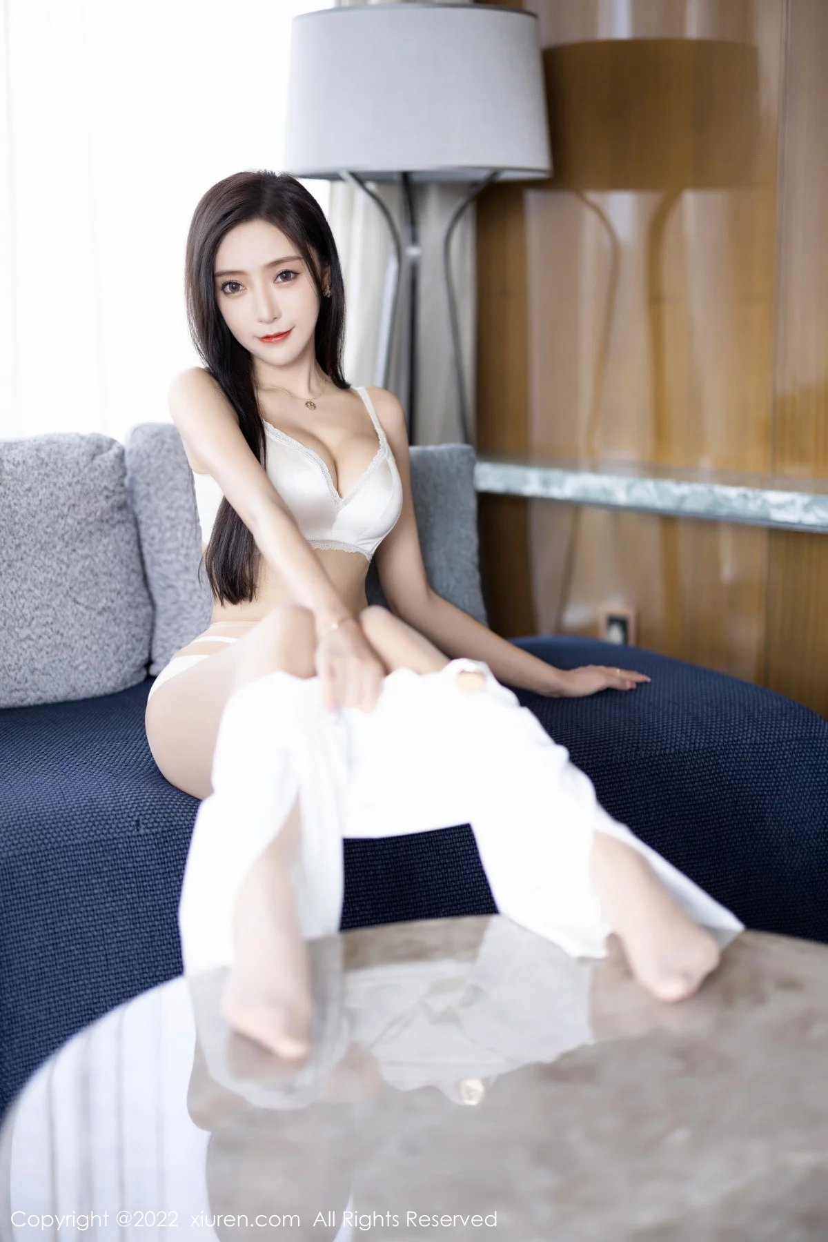 [[XiuRen秀人网]秀人网]No.5790_女神王馨瑶yanni蓝色上衣配白长裤半脱露性感内衣迷人诱惑写真90P