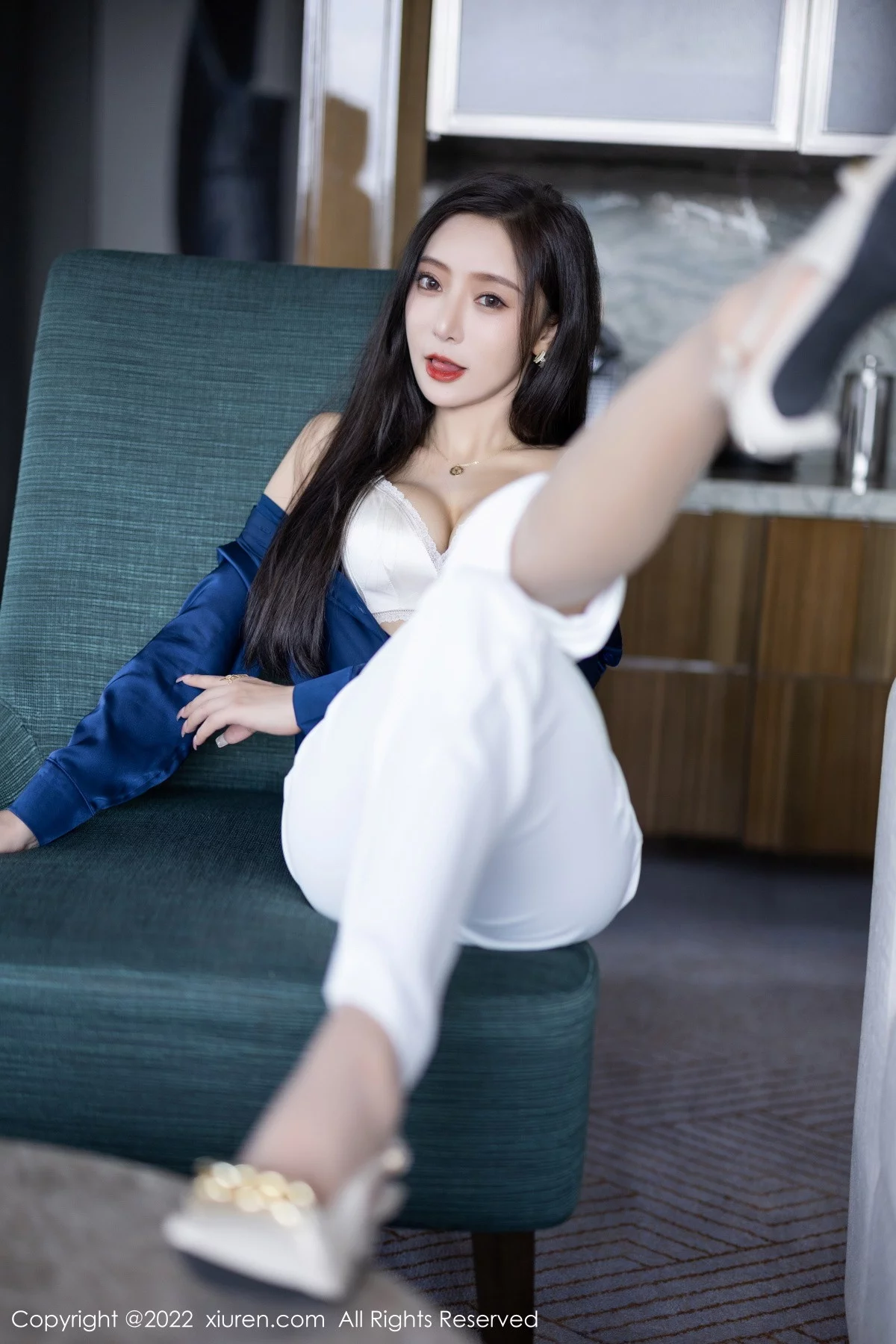 [[XiuRen秀人网]秀人网]No.5790_女神王馨瑶yanni蓝色上衣配白长裤半脱露性感内衣迷人诱惑写真90P