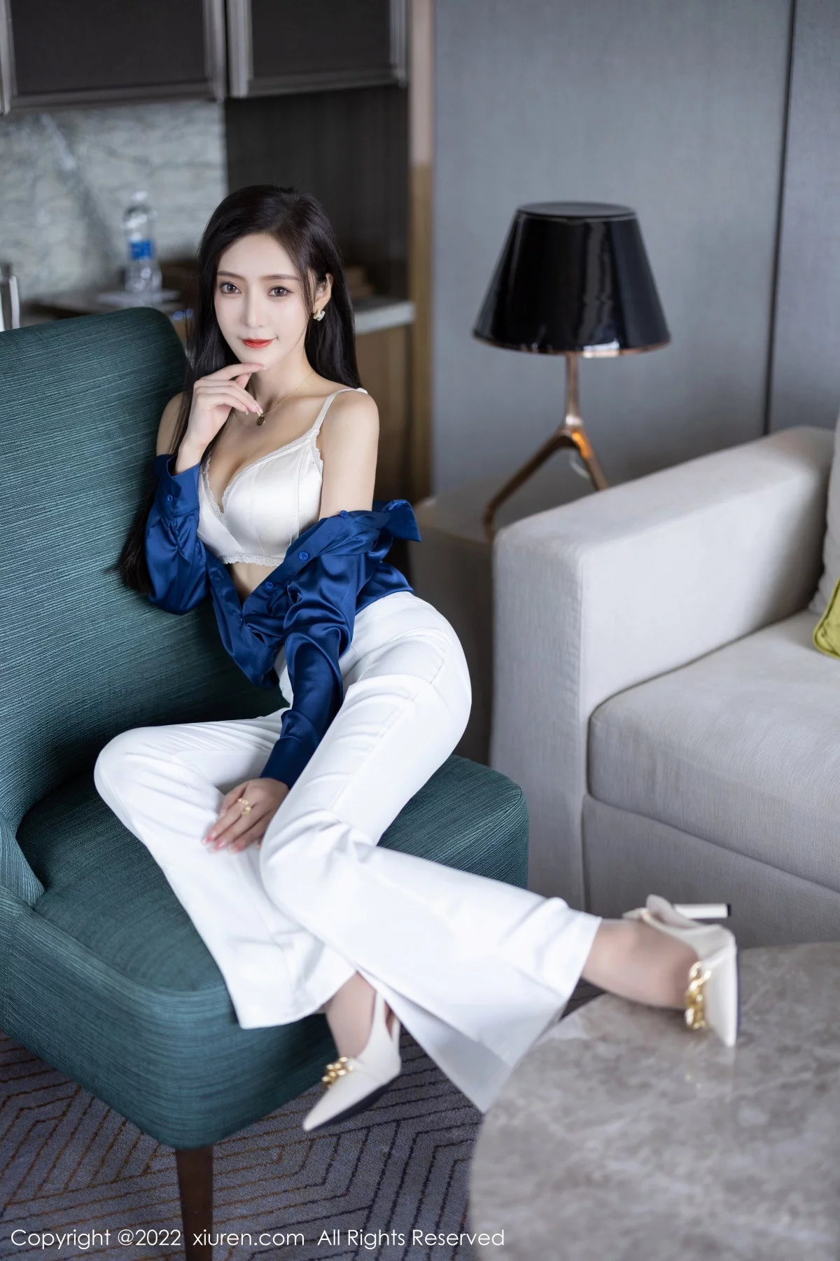 [[XiuRen秀人网]秀人网]No.5790_女神王馨瑶yanni蓝色上衣配白长裤半脱露性感内衣迷人诱惑写真90P