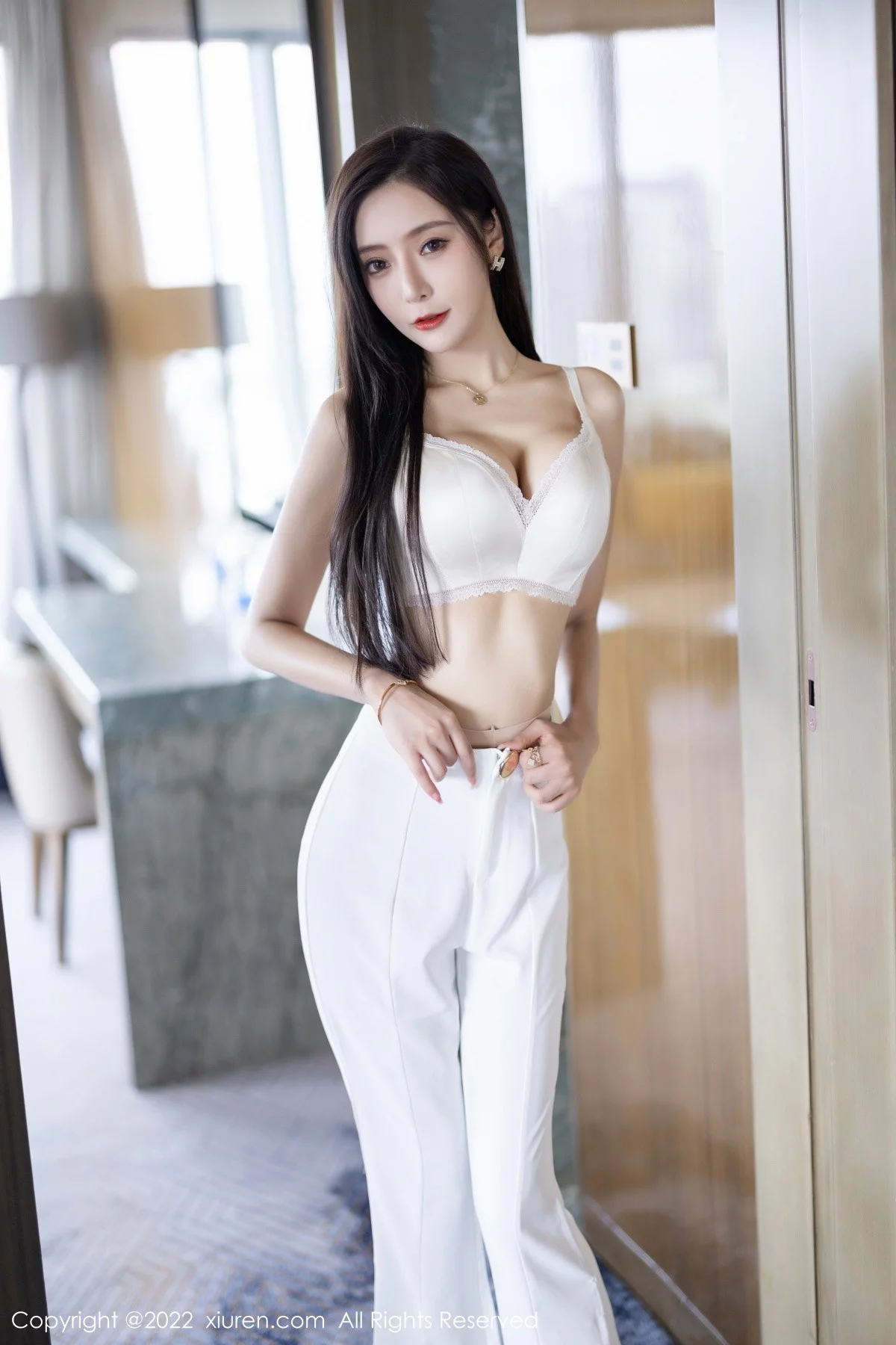 [[XiuRen秀人网]秀人网]No.5790_女神王馨瑶yanni蓝色上衣配白长裤半脱露性感内衣迷人诱惑写真90P