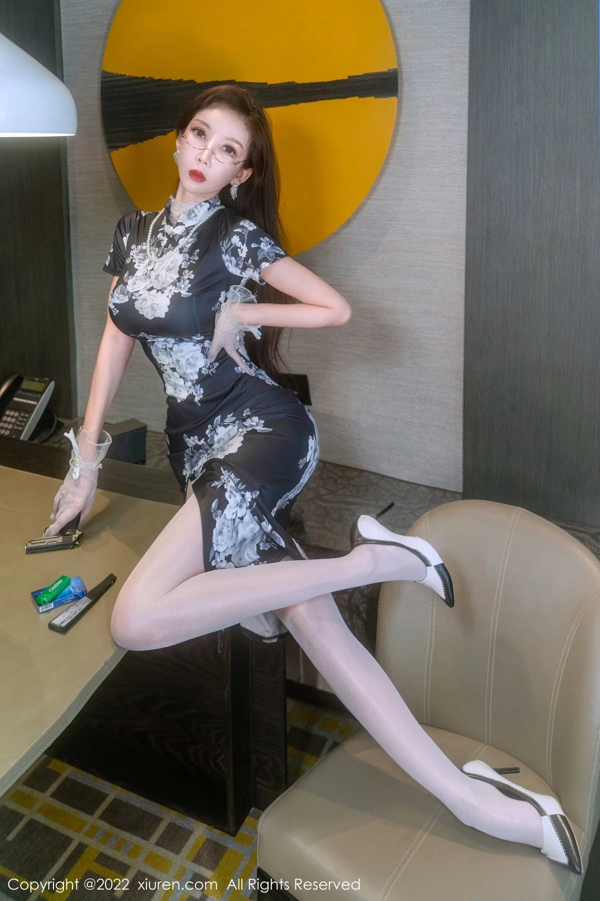 [[XiuRen秀人网]秀人网]No.5784_长腿御姐陈怡曼性感黑色旗袍配超薄闪亮肉丝露蕾丝内衣诱惑写真65P