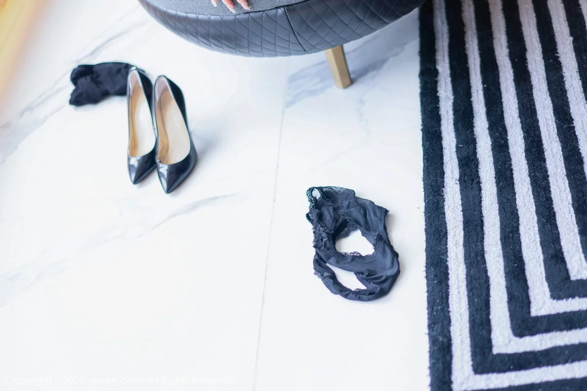 [[XiuRen秀人网]秀人网]No.5795_模特laura阿姣性感白T配灰短裙露黑色内衣超薄黑丝极致魅惑写真67P