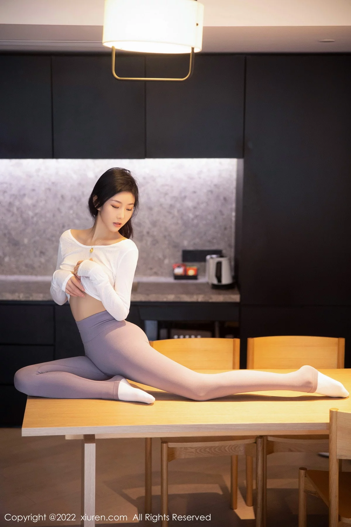 [[XiuRen秀人网]秀人网]No.5799_新人模特苏苏阿白上衣配灰色瑜伽裤秀曼妙绝美姿态撩人诱惑写真93P