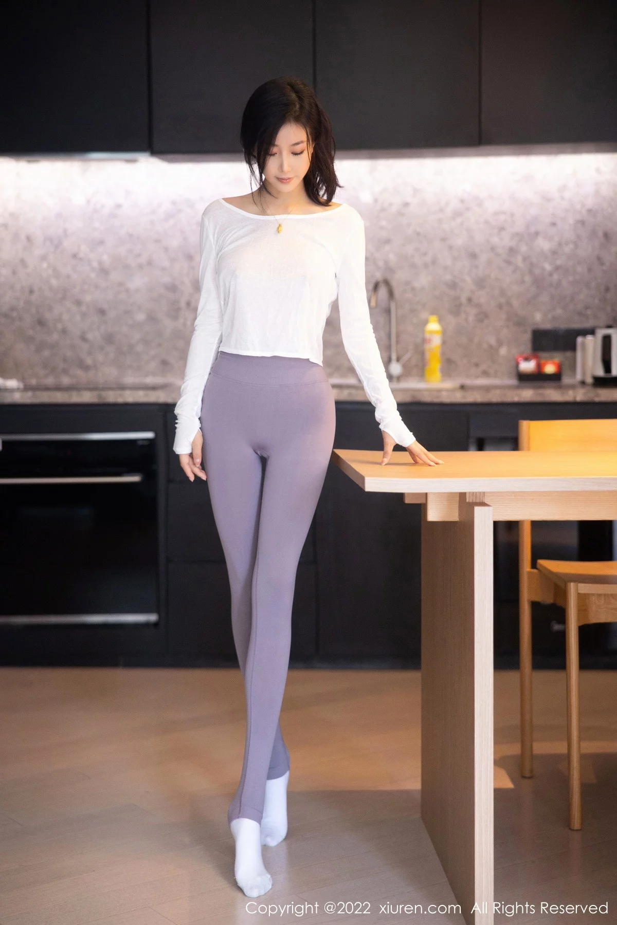 [[XiuRen秀人网]秀人网]No.5799_新人模特苏苏阿白上衣配灰色瑜伽裤秀曼妙绝美姿态撩人诱惑写真93P