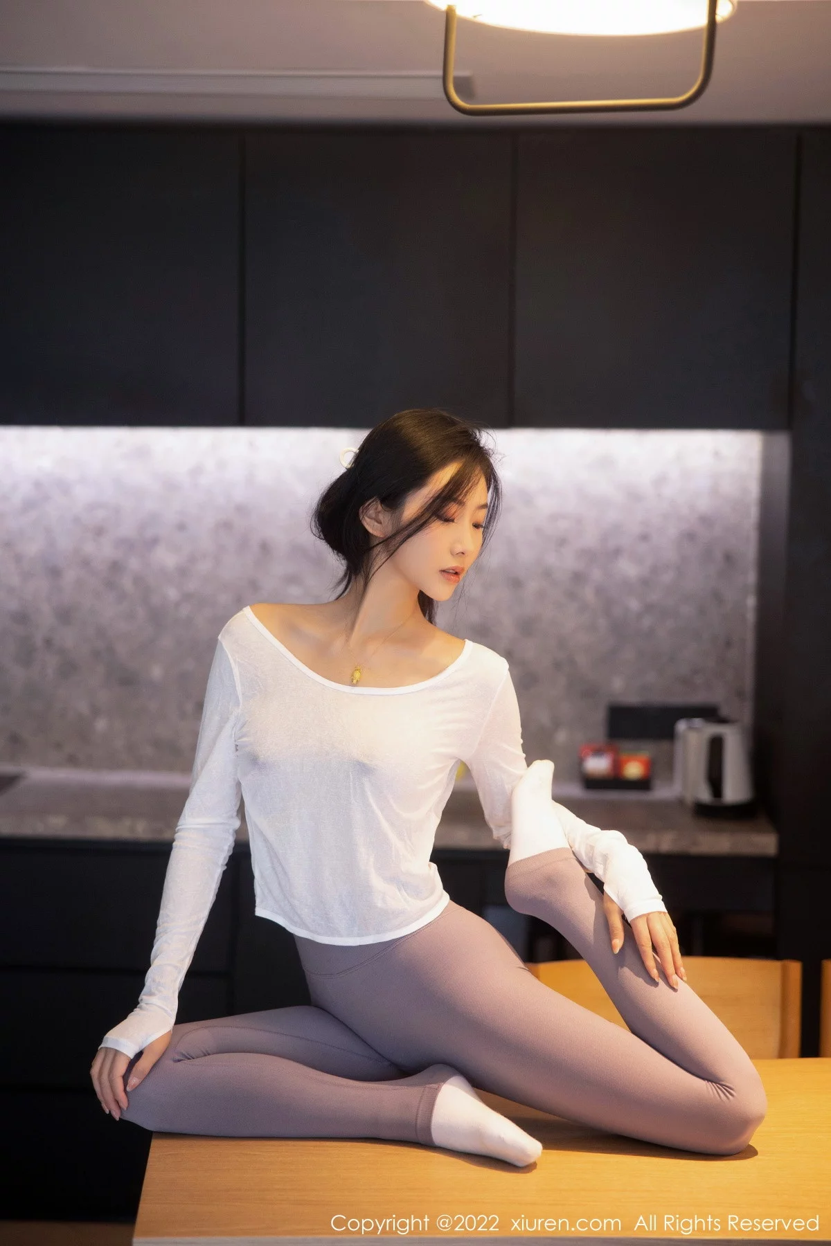 [[XiuRen秀人网]秀人网]No.5799_新人模特苏苏阿白上衣配灰色瑜伽裤秀曼妙绝美姿态撩人诱惑写真93P