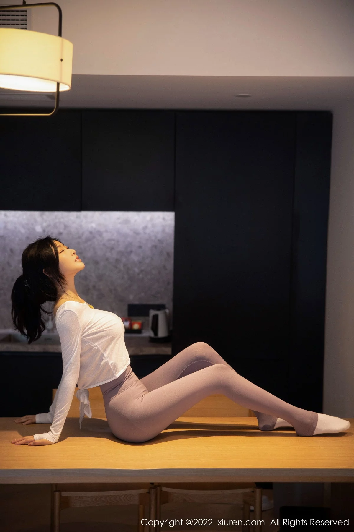 [[XiuRen秀人网]秀人网]No.5799_新人模特苏苏阿白上衣配灰色瑜伽裤秀曼妙绝美姿态撩人诱惑写真93P